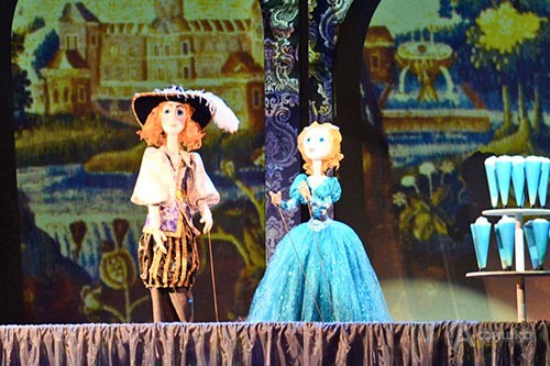 Сцена из премьерного спектакля «Золушка» в Белгородском театре кукол