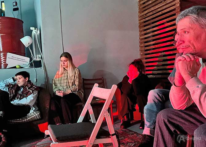Слушатели поэтического вечера белгородского поэта Руслана Шишкина в театре «Спичка»